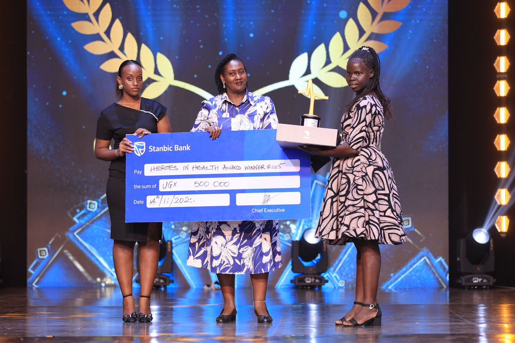 Amy Kakiza, Living Goods Uganda’s Director of Advocacy and Partnerships, presents the award for Best Community Health Extension Worker of the Year, celebrating excellence in frontline healthcare delivery. 