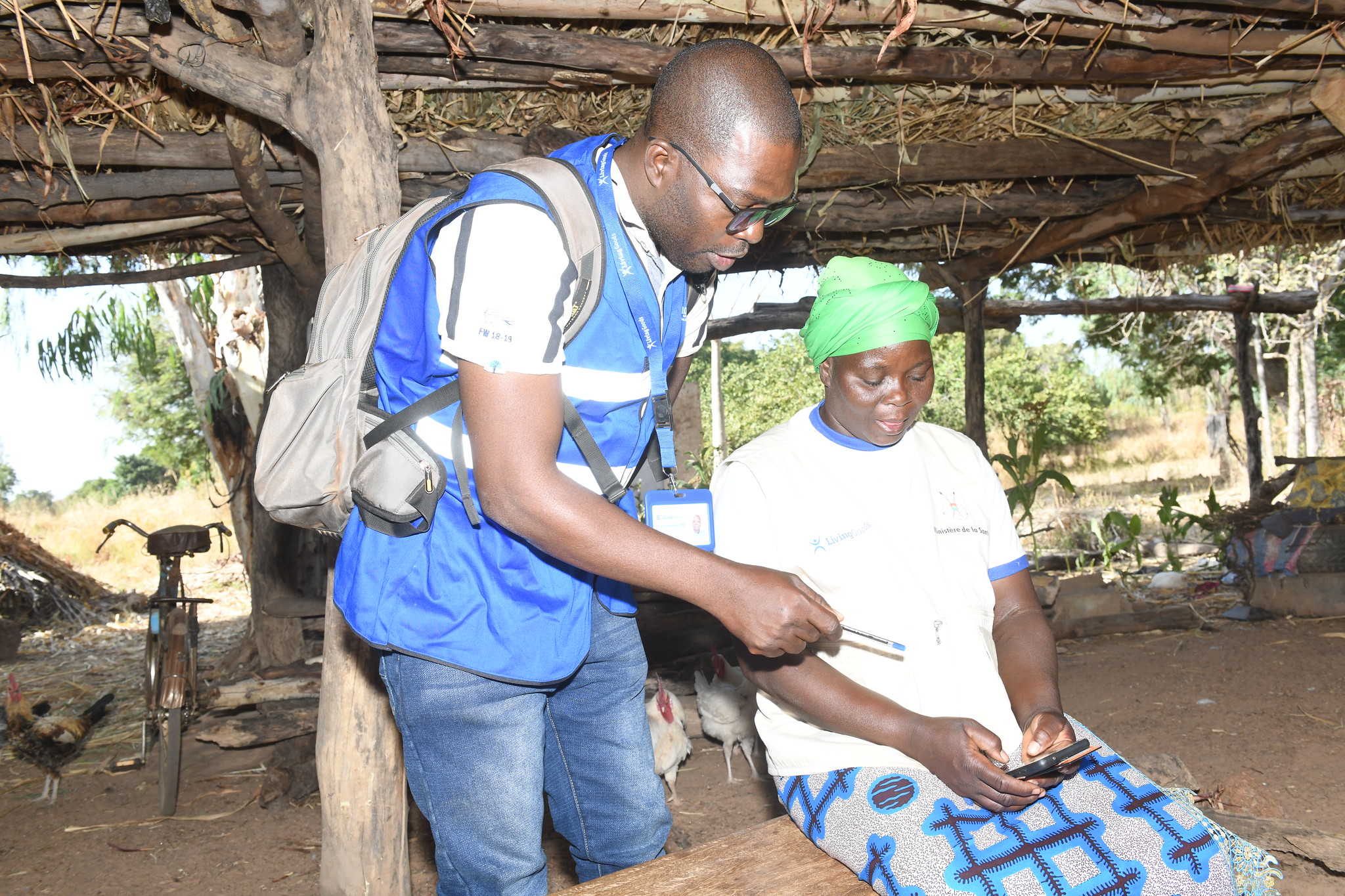 Voici la traduction en français : L’agent de santé communautaire Kiendrebeogo Mariam rend visite à Monique Ilboudo et à son enfant à Guiba.