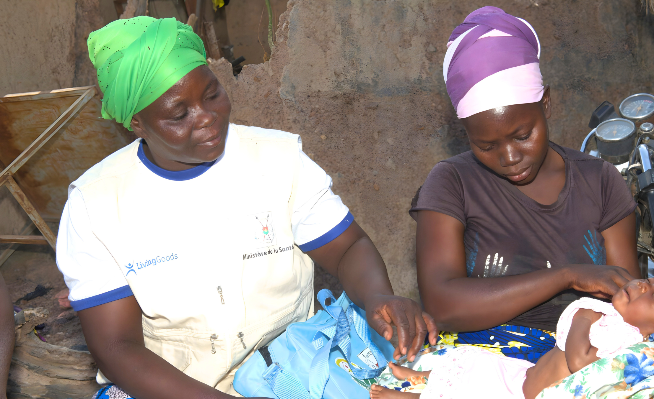 Voici la traduction en français : L’agent de santé communautaire Kiendrebeogo Mariam rend visite à Monique Ilboudo et à son enfant à Guiba.